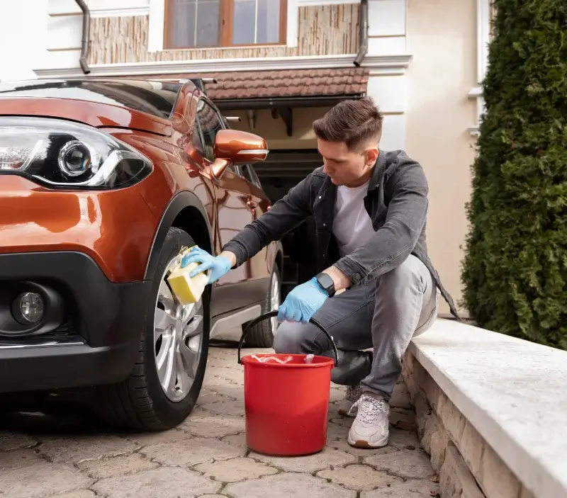 Lavage auto à domicile Flogny-la-Chapelle : professionnel intervenant sur un véhicule